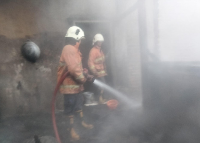 Api Sisa Penggorengan Belum Padam, Tempat Penggorengan Krupuk di Bangsal Mojokerto Terbakar