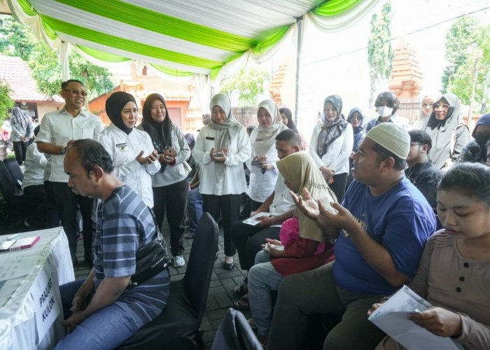 Saksikan Penyerahan Bantuan Sosial utuk Penyandang Disabilitas, Mata Ning Ita sempat Berkaca-Kaca