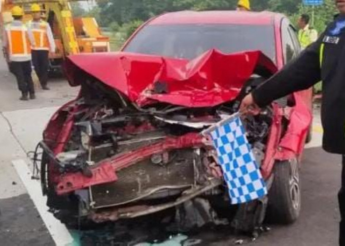 Diduga Sopir Mengantuk, Mobil HR - V Tabrak Truk Tangki di Tol Jombang - Mojokerto