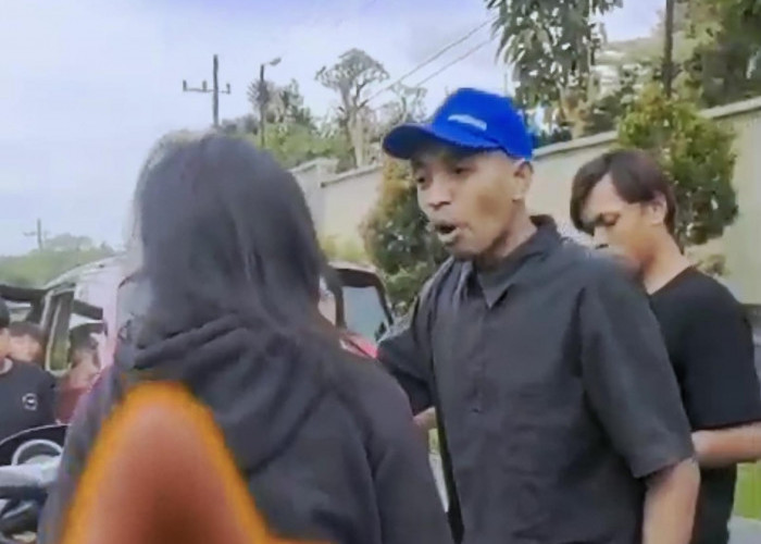 Arogan! Pengendara Mobil Aniaya Perempuan di Trawas Mojokerto