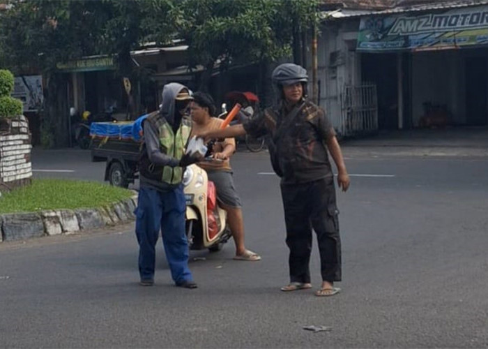 Jumat Berkah, PWI Mojokerto Bagikan Nasi Bungkus di Jalan-Jalan