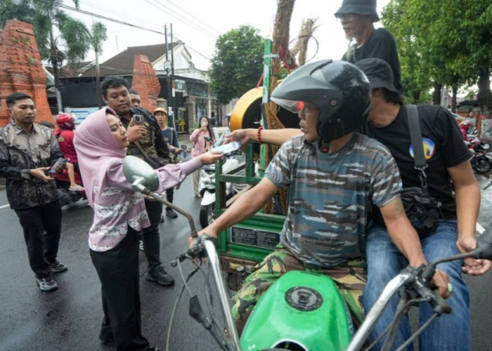 Ning Ita Turun ke Jalan Bagikan Voucher Takjil Korpri untuk Masyarakat