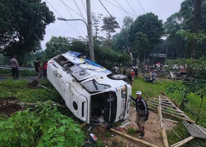 Minibus Angkut 16 Penumpang Asal Surabaya Alami Rem Blong di Turunan Pacet Mojokerto