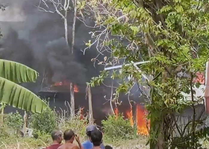 Gudang Sablon Sepatu di Mojokerto Terbakar, Empat Damkar Dikerahkan