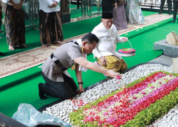 Jelang Hari Bhayangkara, Kapolri Ziarah ke Makam Gus Dur di Tebuireng Jombang