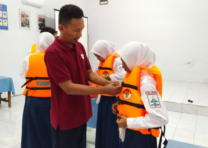 Delapan Unit KSR PMI Jember Terima Bantuan Pelampung dari Pemkab Jember