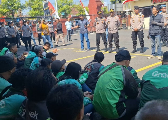 Ratusan Ojol Mojokerto Aksi Solidaritas dan Doa bersama untuk Affan di Polres Mojokerto Kota
