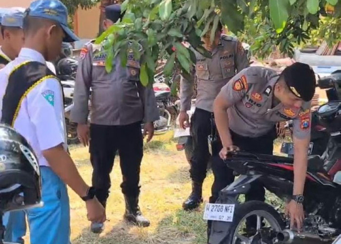 Polisi Sasar Pelajar SMAN 1 Pacet, Knalpot Brong dan Kelengkapan Motor Diperiksa
