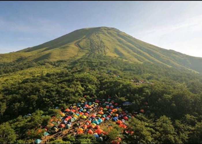 Mengejar Matahari di Penanggungan, Gunung Ramah Pemula yang Menyimpan Jejak Majapahit