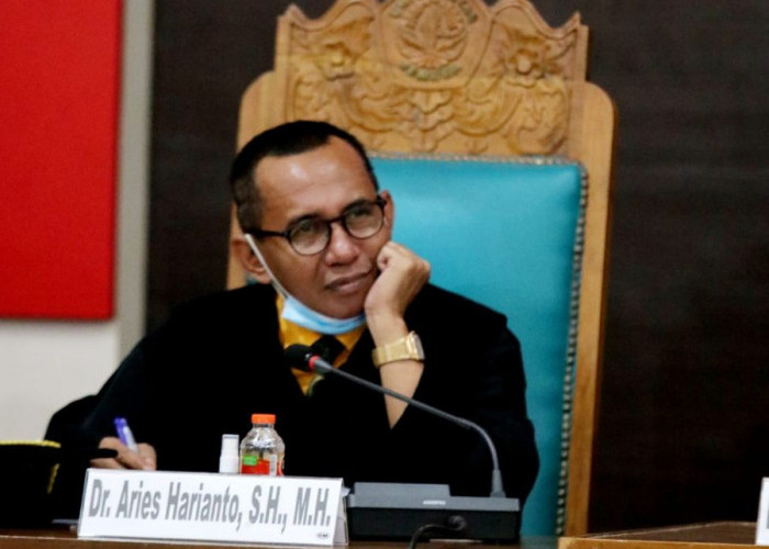 Main Game dan Merokok Saat Rapat DPRD Viral, Pakar Hukum Unej Soroti Krisis Etika Pejabat Publik