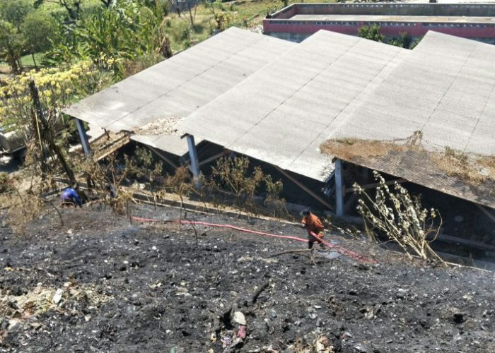 Kebakaran TPA Belahan Tengah Mojokerto Belum Padam, Alat Berat Dikerahkan