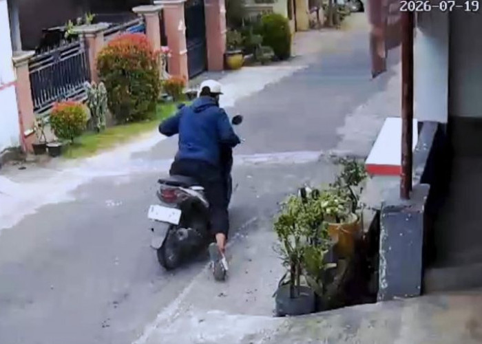 Maling Gasak Motor di Pacet Mojokerto Siang Bolong, Aksinya Terekam CCTV 