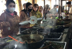 Ramadan, Warung Sego Lego Trawas Mojokerto Diserbu Pengunjung hingga Antre Mengular