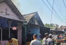 Ditinggal Keluar, Rumah Warga Kota Mojokerto Ludes Terbakar, Terdengar Tiga Kali Ledakan