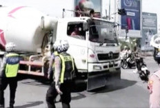 Langgar Rambu, Truk Besar Putar Balik di Jembatan Gajah Mada Kota Mojokerto
