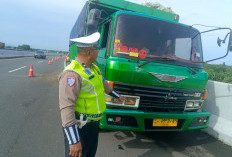 Sopir Truk Diduga Mengantuk,  Tabrak Truk Ganti Ban di Tol Jombang-Mojokerto