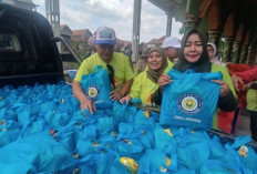 Kauje Korda Lamongan Bagikan Bantuan Sembako ke Warga Terdampak Banjir