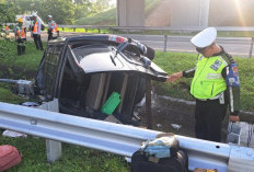 Diduga Pengemudi Mengantuk, Mobil Terguling di Tol Jombang-Mojokerto, 5 Orang Luka-Luka 