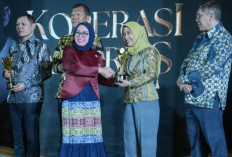 Sukses Majukan Koperasi, Ning Ita Raih Penghargaan Bakti Koperasi Nayaka Mahambra dari Menkop RI
