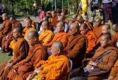56 Bhikkhu Empat Negara Tempuh Perjalanan Damai dari Bali ke Borobudur