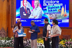 Dapat Sepatu Baru dari Pengusaha Sepatu Kota Mojokerto, Dahlan Iskan Langsung Loncat-Loncat di Balai Kota