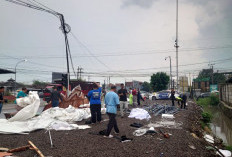 Pos Pengamanan Polres Mojokerto di Simpang Lima Kenanten Roboh Diterjang Angin Kencang