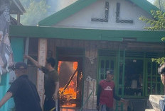 Rumah Warga di Puri Terbakar, Dua Unit Damkar Berhasil Jinakkan Api dalam Sejam