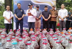 Cetak Rekor MURI, Umat Buddha Bersama KLH Menuang 10.000 Liter Eco Enzyme di Sungai Jelentreng Cisadane