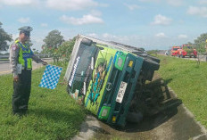 Diduga Pengemudi Mengantuk, Truk Boks Muatan Kompresor Terguling di Tol Jombang Mojokerto