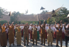 Hari Pertama Sekolah, Gus Barra Resmikan Absensi Digital Perdana bagi Pelajar Mojokerto