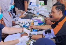 Jelang Nataru, Puluhan Sopir Bus Jalani Tes Urine di Terminal Kertajaya Mojokerto