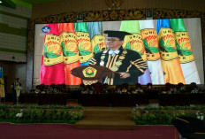Toga yang Tak Sempat Dipakai, Ayah Faisal Terima Ijazah Putranya di Wisuda Unej