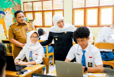 Hari Pertama Pelaksanaan TKA di Jatim, Gubernur Khofifah Tinjau  Salah Satu SMA di Surabaya