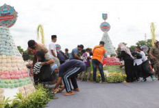 Grebeg Apem di Alun-Alun, Masyarakat Jombang Ramai-Ramai Berebut Gunungan Apem