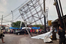 Diterjang Angin Kencang, Dua Reklame Raksasa di Puri Mojokerto Roboh Saat Hujan 