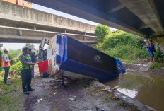 Sopir Diduga Mengantuk, Truk Tangki Solar Jatuh ke Sungai di Tol Jombang-Mojokerto 