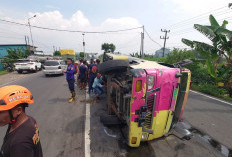 As Roda Patah, Truk Tangki Air Terguling di Mojokerto, Sebabkan Kemacetan