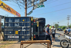 Truk Kontainer Terguling di Depan Pos Polisi Jampirogo Mojokerto, Arus Lalu Lintas Sempat Tersendat