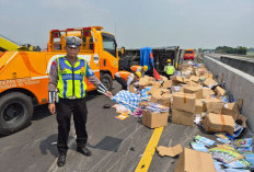 Alami Pecah Ban Belakang, Pikap Muatan Buku Tulis Terguling di Tol Jombang - Mojokerto