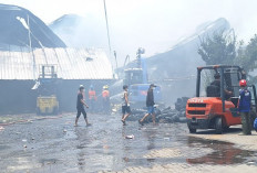 Api Masih Belum Padam , Ekskavator Dikerahkan Urai Reruntuhan Pabrik Sepatu di Mojokerto