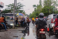 Hujan Tak Surutkan Semangat, PKL Takjil Ramadan di Surodinawan Tetap Ramai Pembeli