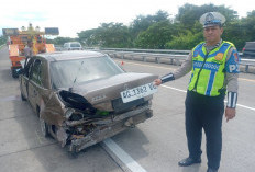 Mobil Mercedes Benz Tabrak Pembatas Tol di Jombang-Mojokerto, Pengemudi Luka Berat