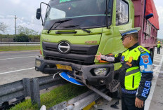Pengemudi Diduga Mengantuk, Truk Muatan Pasir Tabrak Guardrail di Tol Jombang–Mojokerto
