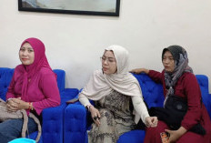 Puluhan Calon Jemaah Umrah Geruduk Kantor Travel di Mojokerto, Desak Kepastian Berangkat atau Uang Kembali