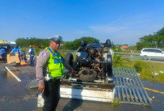 Diduga Pecah Ban, Pikap Bermuatan Minyak Goreng Terguling di Tol Sumo, Sopir Tewas