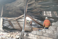 Kebakaran Hebat Hanguskan Kandang Ayam di Trowulan, Petugas Berjibaku Padamkan Api Berjam-jam