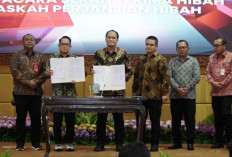 KPK Serahkan Hibah Rampasan Barang Negara ke Pemkab Mojokerto dan Pemprov Jatim
