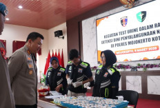 Cek Narkoba, Anggota Polres Mojokerto Kota Jalani Tes Urine dan Pemeriksaan Senpi