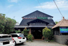 Warung Apung Rahmawati Jadi Destinasi Favorit Reuni Ramadan