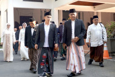 Bersarung di Hari Santri, Bupati Mojokerto Ajak Santri Menjaga Tradisi dan Menjemput Masa Depan